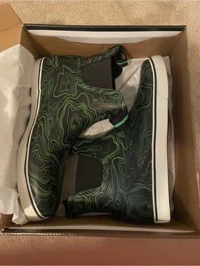 Brand new in box Googan Squad deck boots size 12